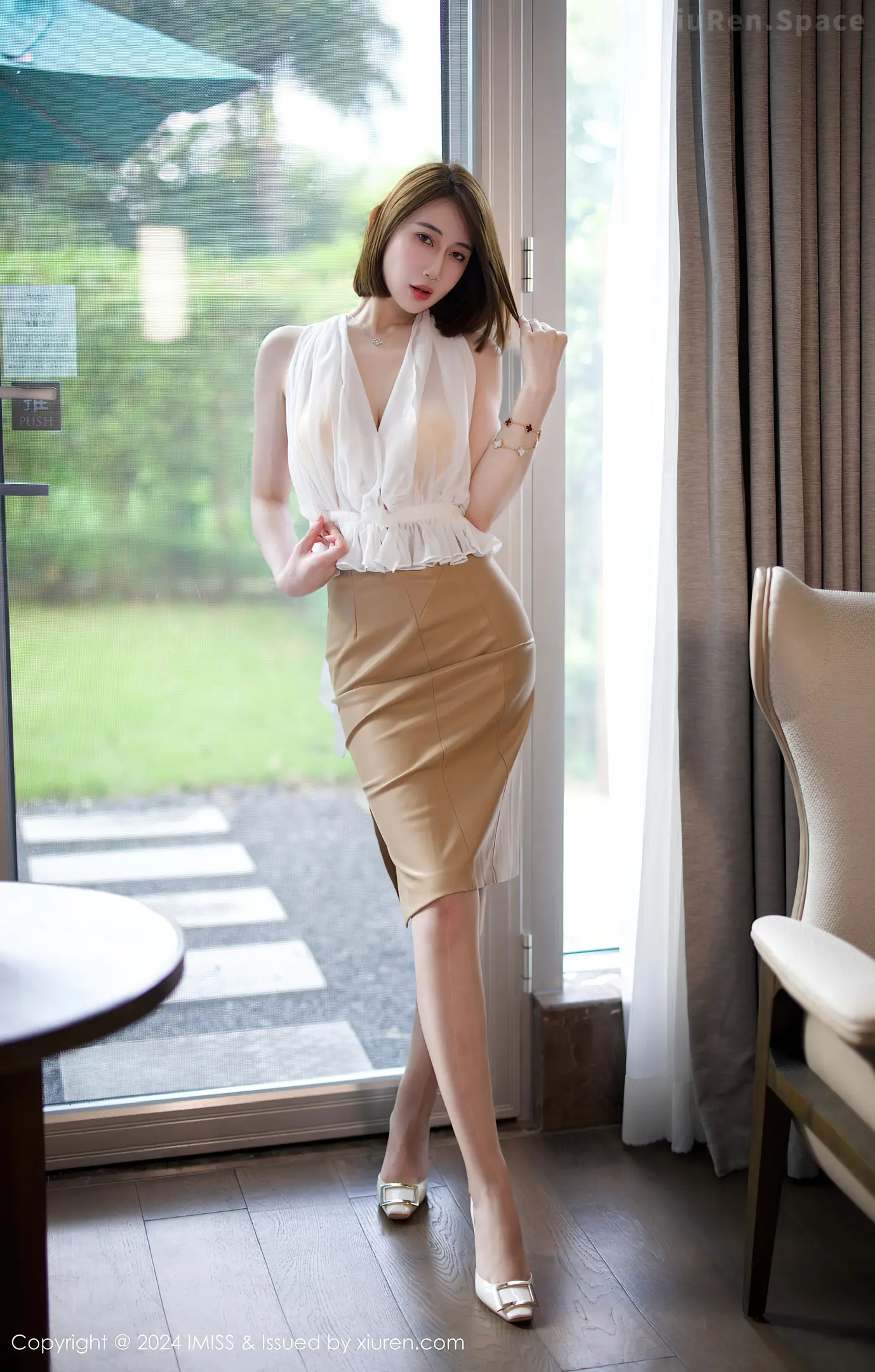 图片[6]-[IMISS爱蜜社]Vol.779 模特瑞妤性感白上衣配浅色皮裙露超薄肉丝秀曼妙身姿诱惑写真46P-秀人网官方网站